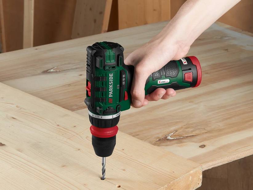 Parkside akumulačná vŕtačka v prevádzke na dreve.