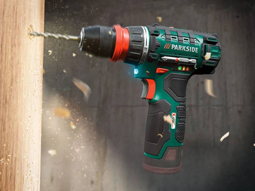 Vŕtačka Parkside v prevádzke.