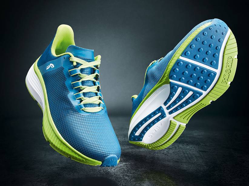 Modrozelené bežecké topánky.