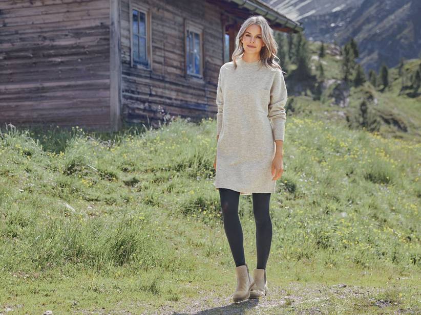 Pletené šaty a čierne pančuchy, neformálny štýl v horách.