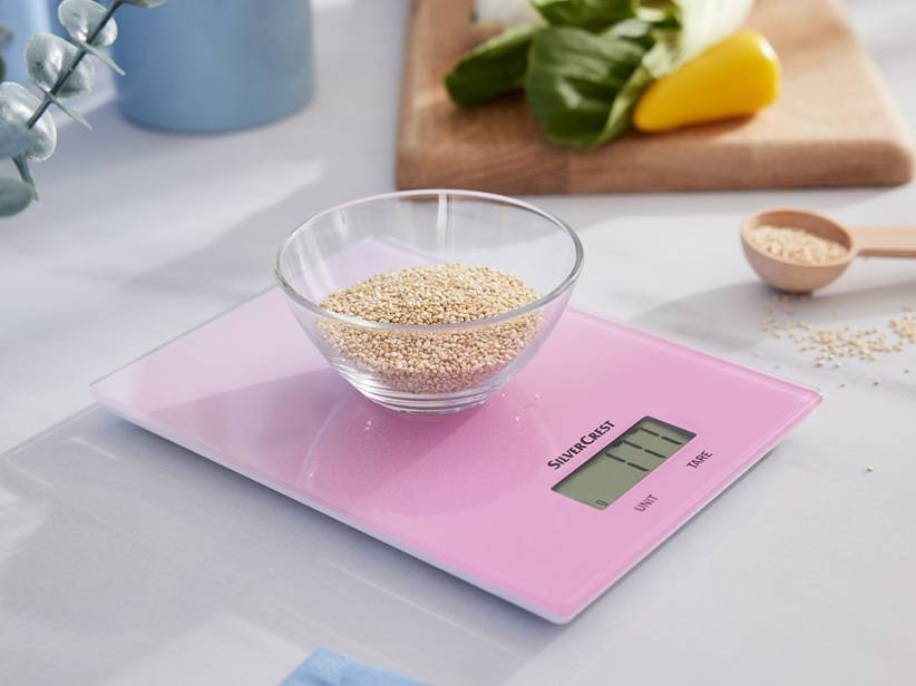 Ružové kuchynské váhy SilverCrest s quinou.