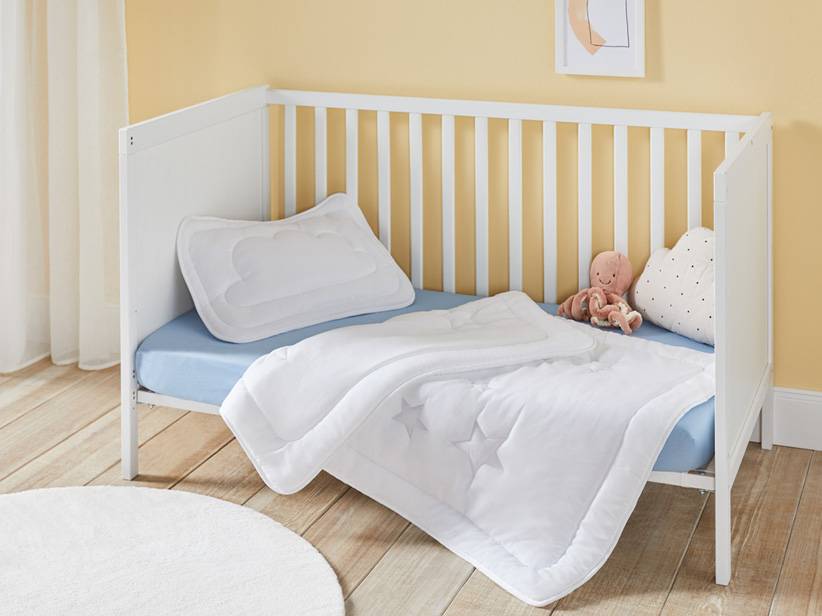 Detská perinka a vankúš, dizajn mrakov a hviezd.