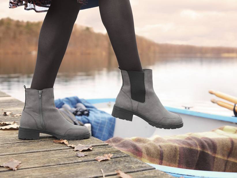 Sivé čižmy na zips a chelsea čižmy pri jazere.