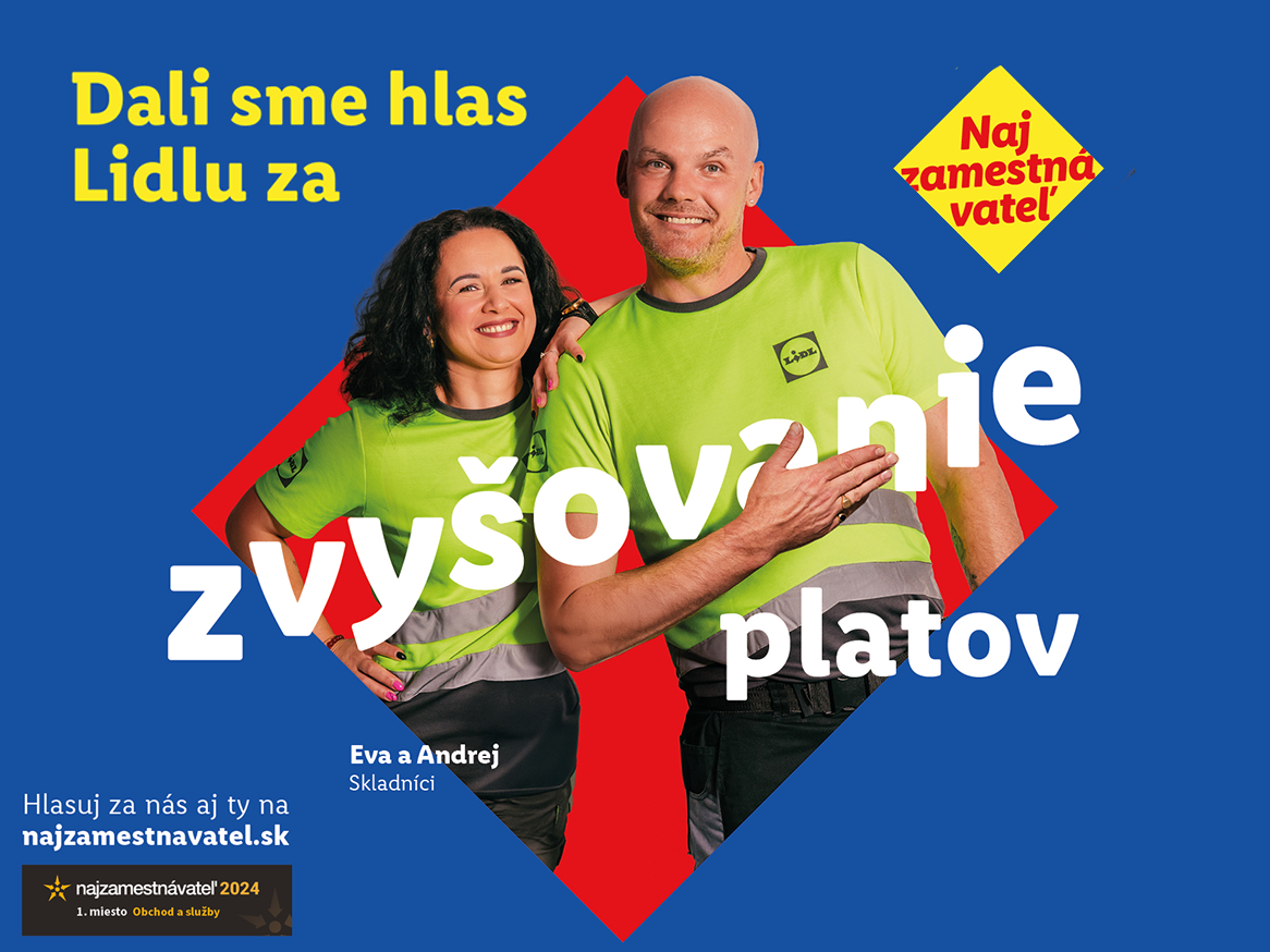 Dvaja usmievaví zamestnanci Lidla v pracovných odevoch s textom „Dali sme hlas Lidlu za zvyšovanie platov“.