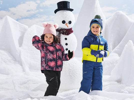 Detské snehové oblečenie pri snehuliakovi.