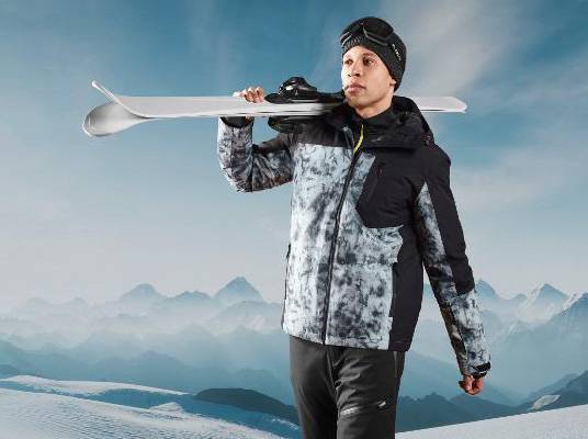 Lyžiarska bunda a lyže: zimná bunda a lyžiarske vybavenie.