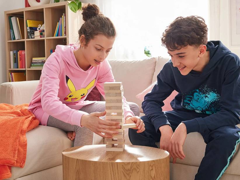 Dva tínedžeri hrajú Jenga.