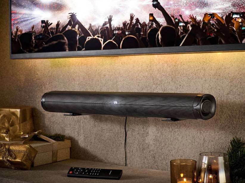 Soundbar pod televízorom, slávnostná atmosféra.