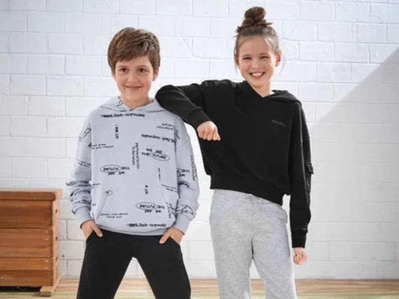Detské mikiny s kapucňou: sivá s potlačou a čierna.