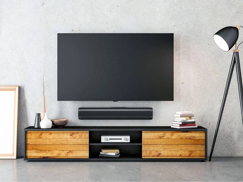 Moderný televízor, soundbar a TV stolík.