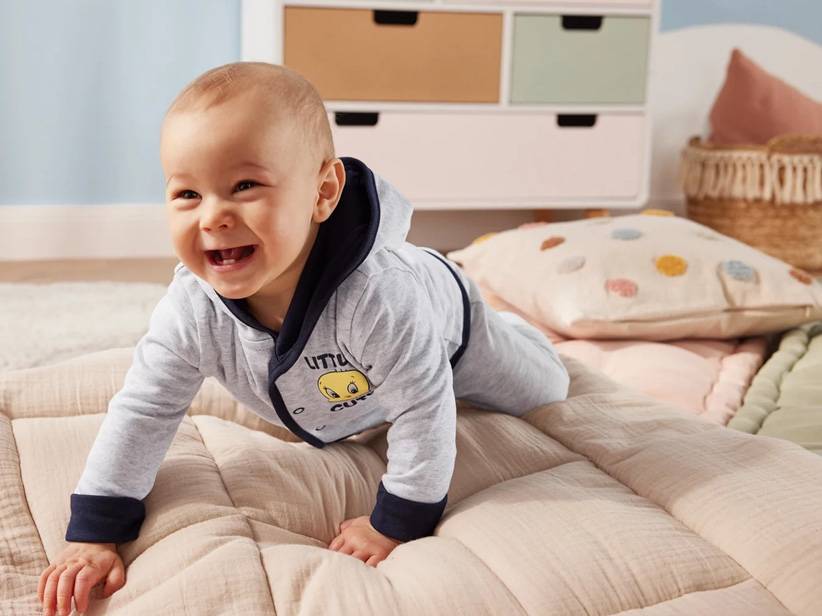 Usmiate bábätko v oblečení s Tweetym.