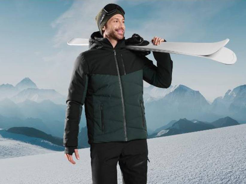 Lyžiarska bunda a lyže: zimné športové vybavenie.