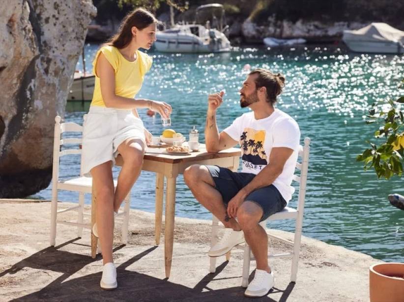 Letné oblečenie: šortky a tričká pri mori.