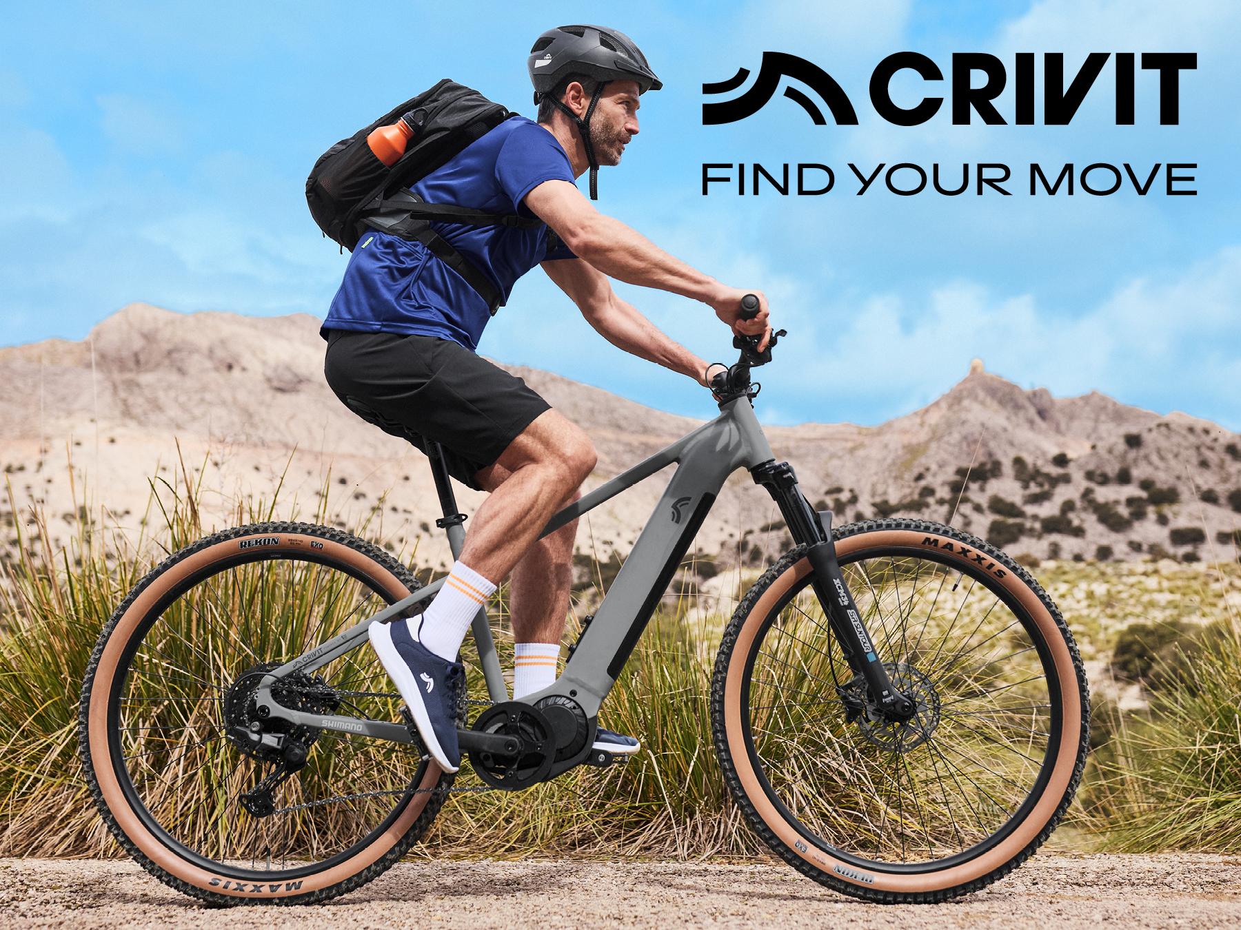 Cyklista na horskom elektrobicykli Crivit jazdí po zasneženej ceste.
