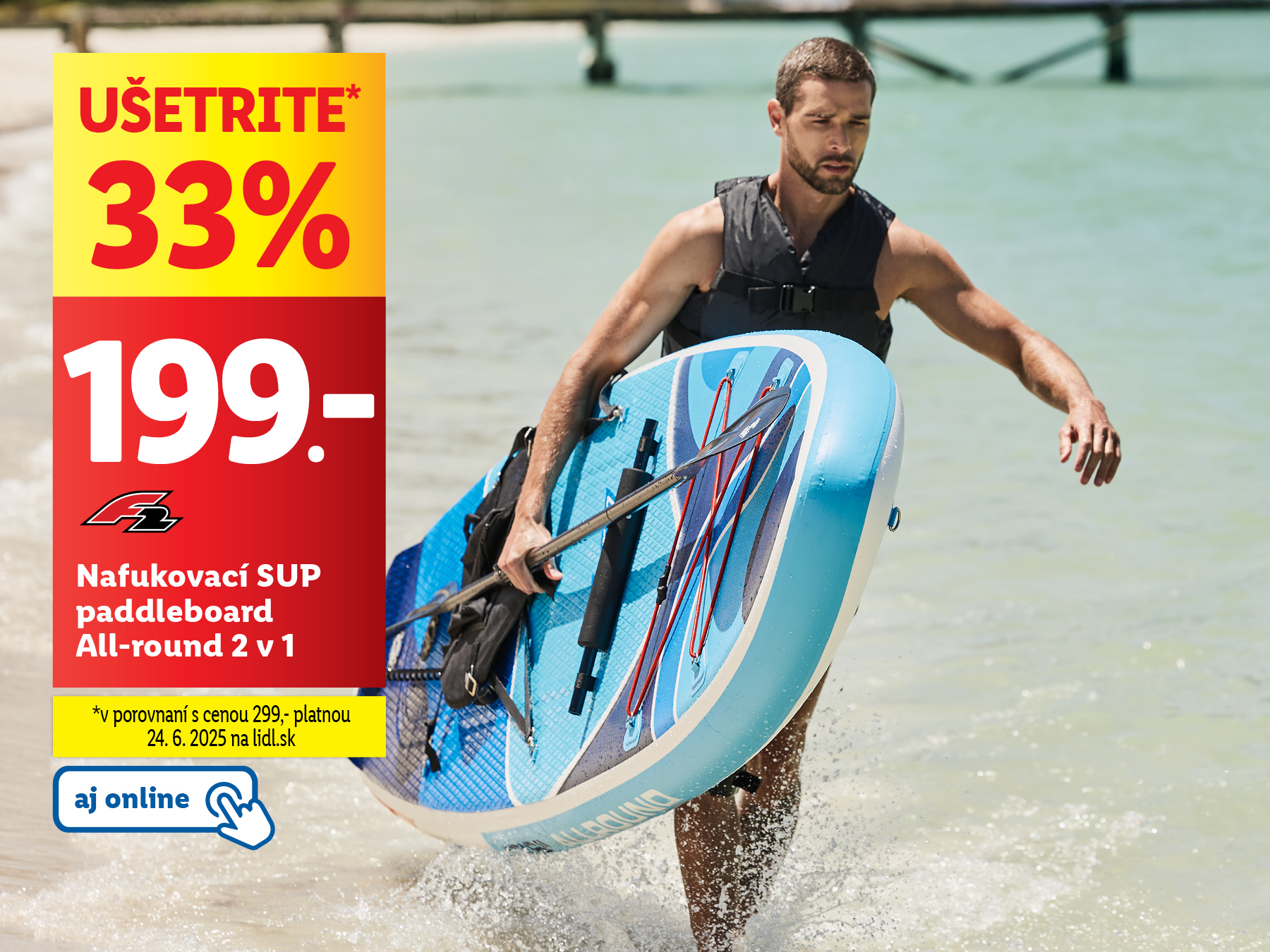 Muž nesie nafukovací SUP paddleboard značky Crivit z Lidla.