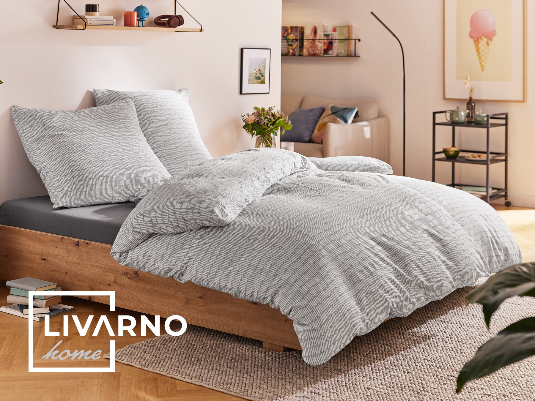Livarno Home posteľná bielizeň s jemným vzorom na drevenej posteli.