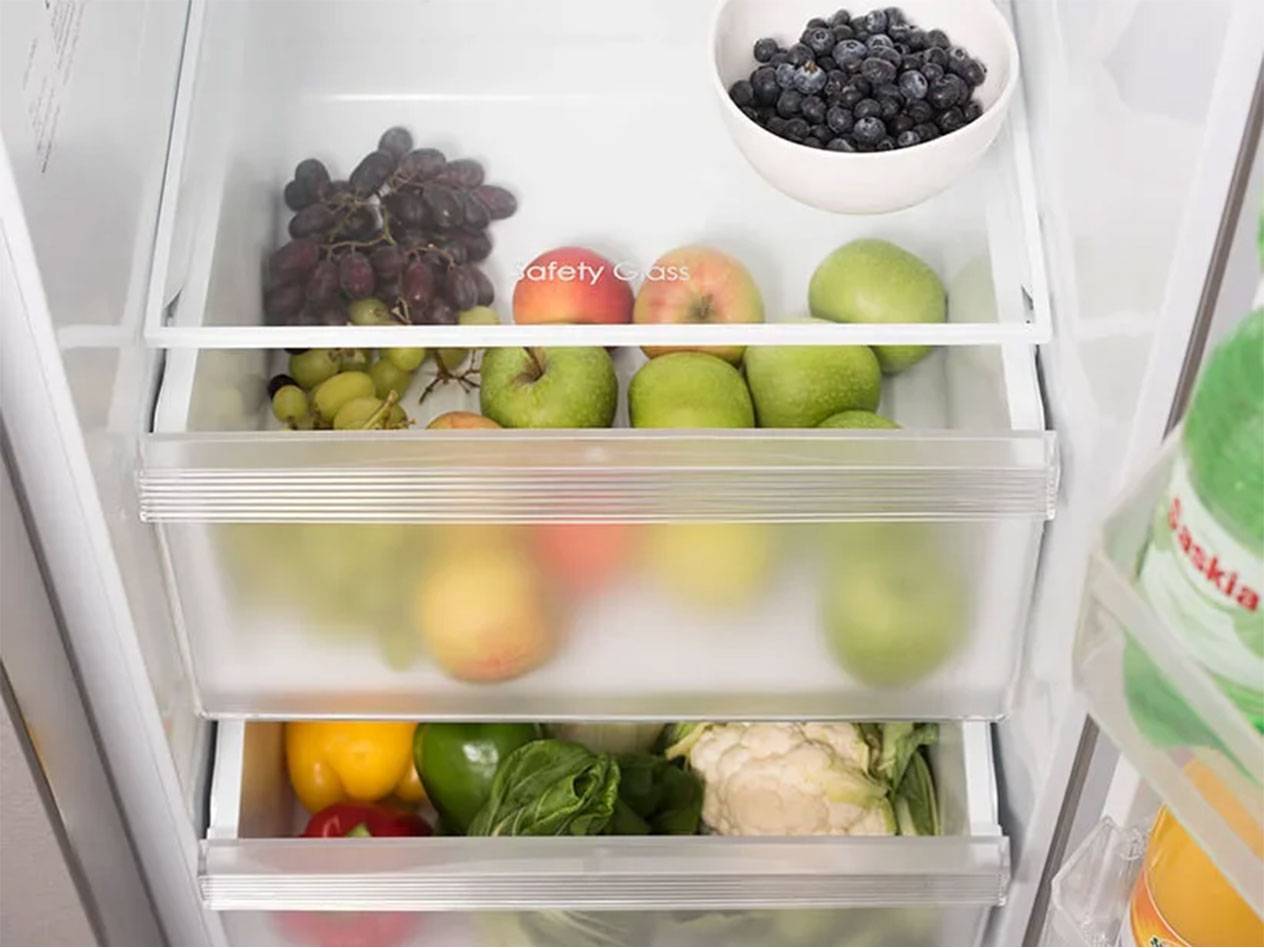 Chladnička s ovocím (jablká, hrozno, čučoriedky) a zeleninou.