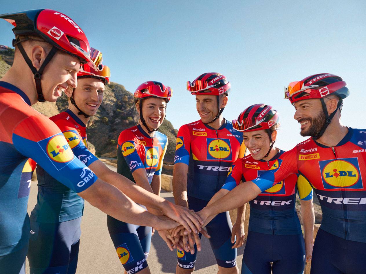 Cyklistický tím Lidl-Trek v červeno-modrých dresoch.